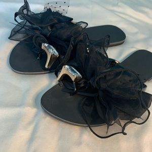 Black sandals with jeweled big toe ring